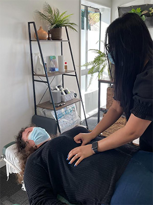 Chiropractor Porirua NZ Henisha Tailor Adjusting Patient